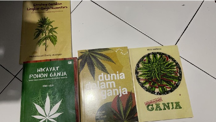 Polisi temukan buku soal ganja di rumah artis sinetron Jeff Smith.. Foto dikirim Kanit I Narkoba Polres Jakbar AKP Arif Purnama Oktora