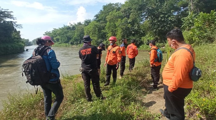 Seorang pria di Blitar dilaporkan lompat ke Sungai. Hingga saat ini, pencarian masih dilakukan.
