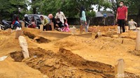 Petugas makam, Abdul Aziz mengatakan makam amblas akibat diguyur hujan deras. 