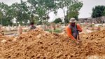 Penampakan Puluhan Makam Amblas Akibat Hujan Deras di Pekanbaru
