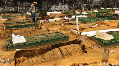 Penampakan Puluhan Makam Amblas Akibat Hujan Deras di Pekanbaru