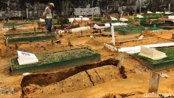 Penampakan Puluhan Makam Amblas Akibat Hujan Deras di Pekanbaru