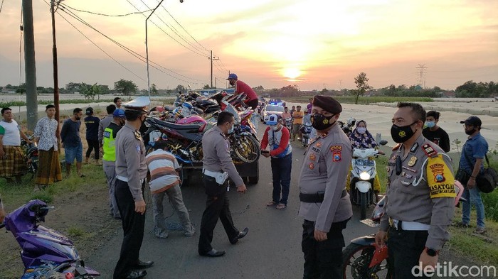Ratusan motor tak standar diamankan di flyover exit tol, Desa Clarak, Kecamatan Leces, Kabupaten Probolinggo. Sehari sebelumnya, di lokasi tersebut sempat terjadi tawuran remaja.