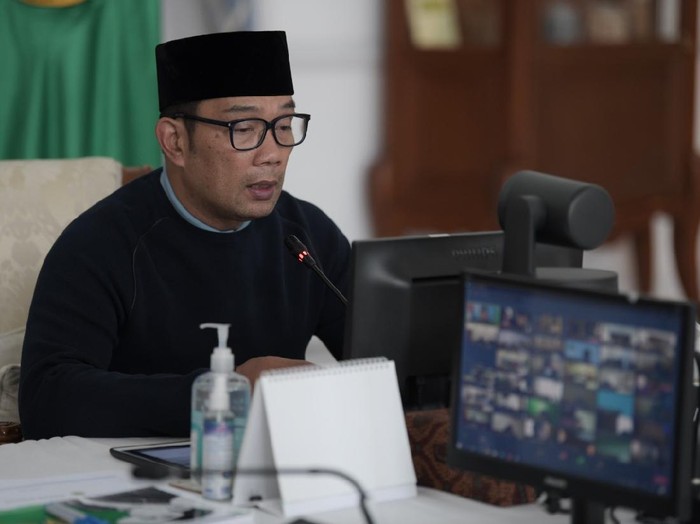 Gubernur Jawa Barat Ridwan Kamil meluncurkan aplikasi e-Perda.