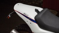 Tema besar yang dibawa Thrive dalam sepeda motor kustom ini terinspirasi oleh Porsche 911 RS - mobil edisi khusus yang dirancang oleh Porsche untuk Rothmans Rally Team untuk berlomba di musim 1984. Foto: Pool (Royal Enfiled)