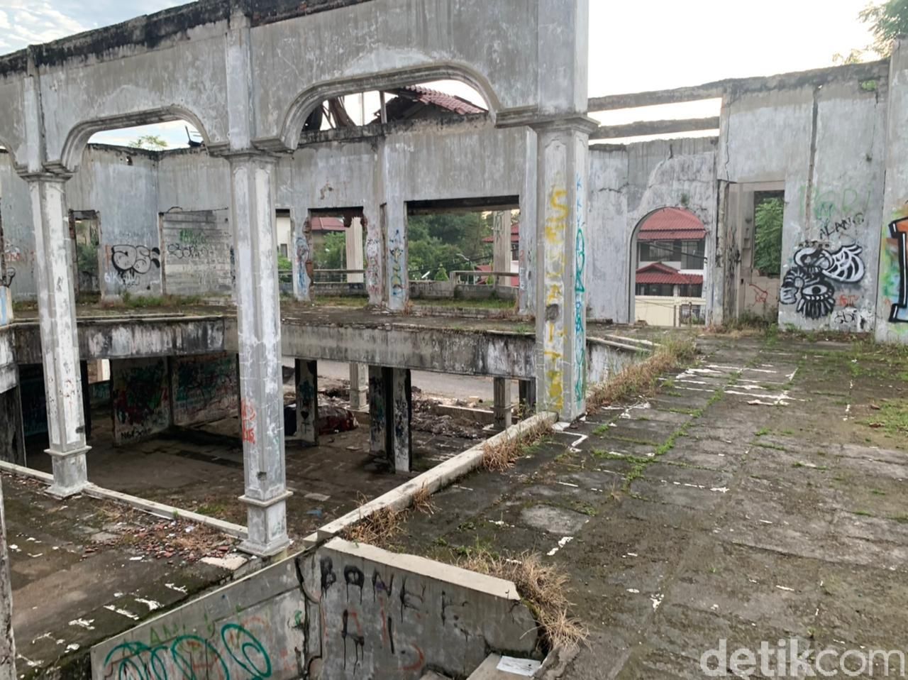 Rumah Hantu Darmo di Surabaya dilelang. Rumah itu berada di kawasan Raya Darmo Harapan.