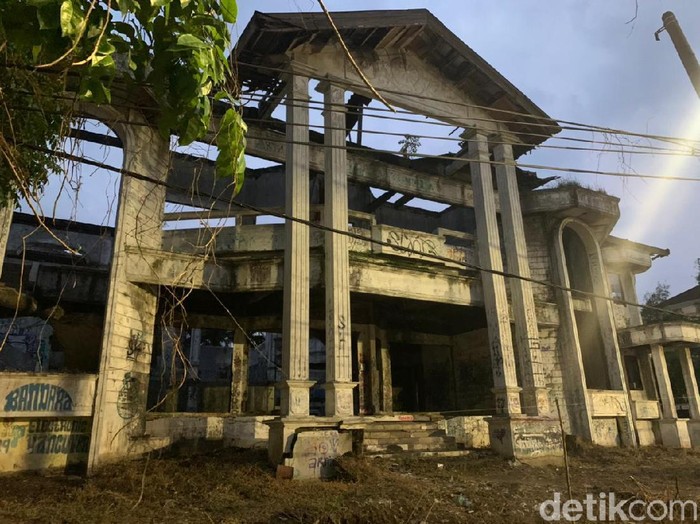 Rumah Hantu Darmo di Surabaya dilelang. Rumah itu berada di kawasan Raya Darmo Harapan.