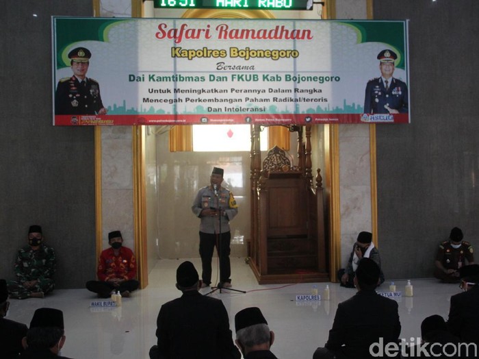 Ada warga Bojonegoro yang ditangkap sebagai terduga teroris. Kini polisi dan para tokoh agama berkomitmen bersatu menangkal paham radikalisme.