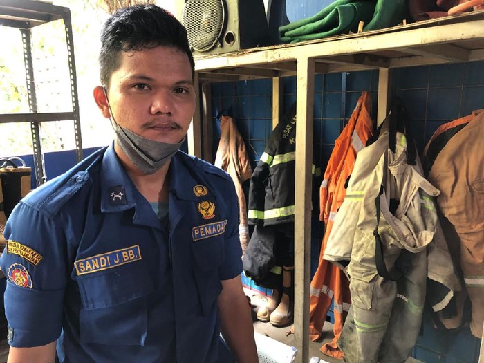 Sandi Junior Butar-butar, anggota Damkar Kota Depok