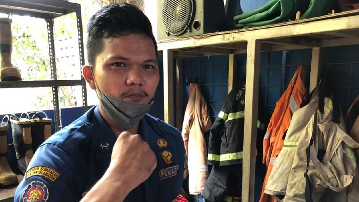 Sandi Junior Butar-butar, anggota Damkar Kota Depok