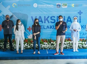 Musisi dan Artis Divaksinasi, Sandiaga: Agar Bioskop Tidak Jamuran!