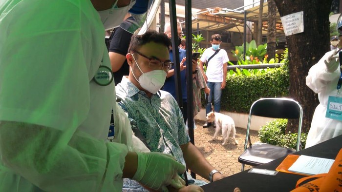 Sejumlah artis disuntik Vaksin Corona