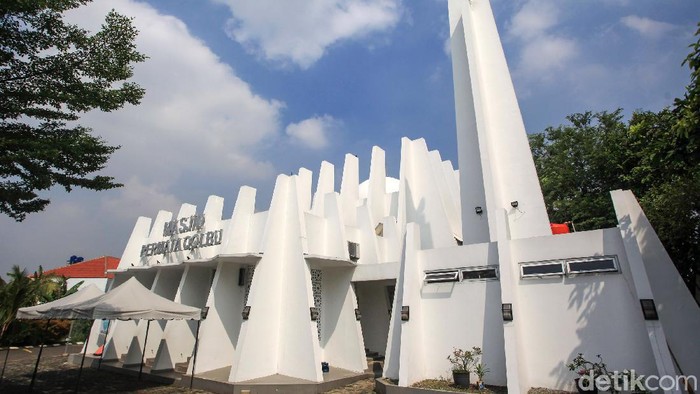 Masjid Permata Qolbu berdiri tegak di perumahan Permata Mediterania, Jakarta Barat, Sabtu (17/4/2021). Masjid karya arsitek muda Mahadiyanto tersebut bercat putih dengan pilar beton trapesium yang mengelilingi sisi luar. Menurut arsiteknya, pilar tersebut bermakna tangan-tangan yang menengadah sedang berdoa.