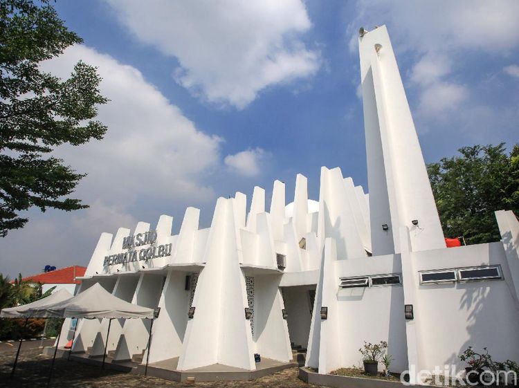 Tak Biasa, Masjid Ini Dikepung Pilar Beton