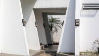 Masjid karya arsitek muda Mahadiyanto tersebut dikelilingi pilar beton trapesium.