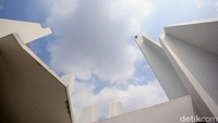 Masjid tersebut bernuansa putih.