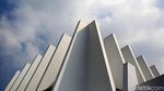 Tak Biasa, Masjid Ini Dikepung Pilar Beton
