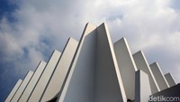 Masjid ini merupakan karya arsitek muda Mahadiyanto.