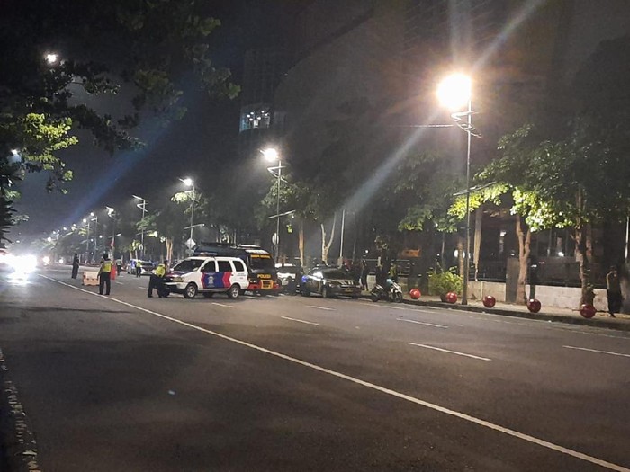 tas ransel warna hitam ditemukan di depan royal plaza surabaya