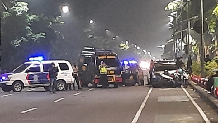 tas ransel warna hitam ditemukan di depan royal plaza surabaya