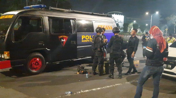 tas ransel warna hitam ditemukan di depan royal plaza surabaya