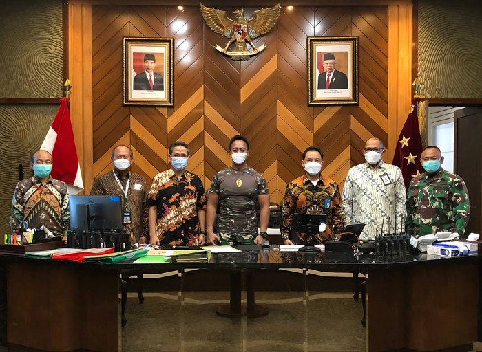 Kepala Staf TNI Angkatan Darat (KSAD) Jenderal TNI Andika Perkasa (tengah) bersama Kapushubad Brigjen  TNI Masri, S.Sos (paling kanan), Direktur Enterprise & Business Service Telkom Edi Witjara (ketiga dari  kanan), EVP Divisi Government Service Telkom Dedy Mardhianto (ketiga dari kiri), Direktur Utama  Telkomsat Endi Fitri (kedua dari kanan), Direktur Komersial Telkomsat Puguh Indaryono (kedua dari kiri),  dan Direktur Operasi Telkomsat Anggoro Kurnianto Widiawan (paling kiri) saat acara kunjungan di Mabes  AD beberapa waktu yang lalu.