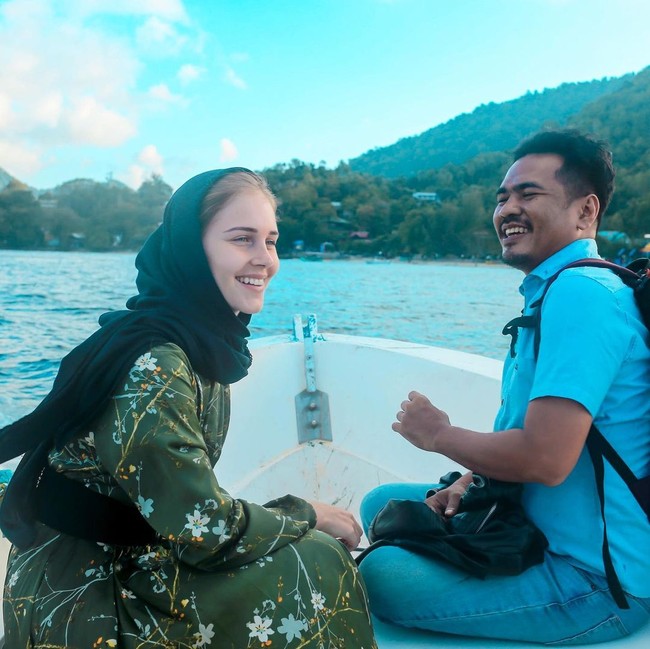 Bule cantik ini menjelaskan selama berada di Aceh, dia dan Amal hanya berteman. Dan dia pun sempat kembali lagi ke Indonesia tapi ke kota Padang. Foto: Instagram @tiphaine_pln