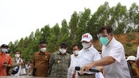 Menteri PPN/Kepala Bappenas Suharso Monoarfa bersama Jubir Presiden Fadjroel Rachman dan Gubernur Kalimantan Timur Isran Noor berkunjung ke titik nol pembangunan ibu kota negara dan titik lokasi istana negara/Foto: Dok. Bappenas
