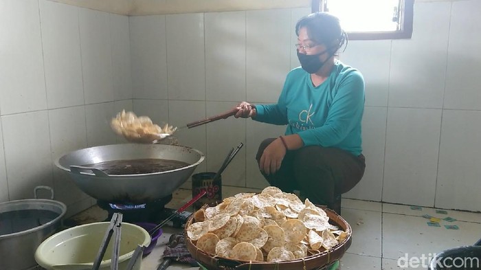 Setelah terpuruk akibat pandemi COVID-19, kini sejumlah pengusaha jajanan Trenggalek mulai bangkit. Menjelang Lebaran, jumlah pesanan mulai mengalami peningkatan.