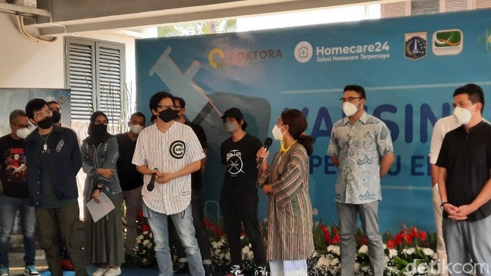 Vaksin Covid-19 kepada artis dan musisi di Jakarta, Sabtu (17/4/2021).