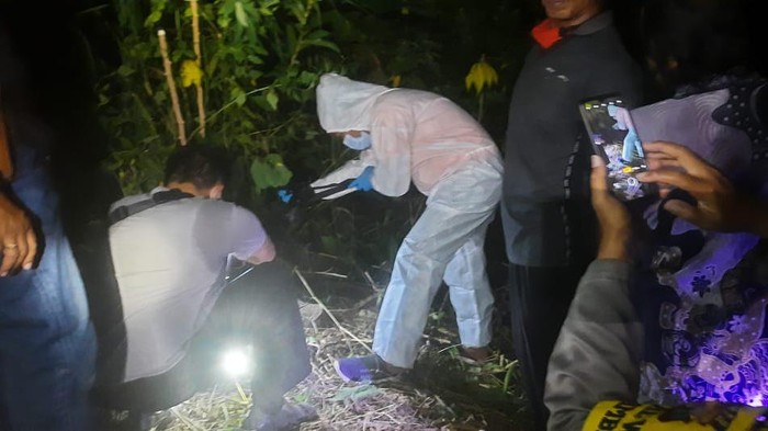 Warga Blitar menemukan kerangka manusia ketika mencari pakan kambing. Lokasi penemuan itu berada di kawasan hutan lindung.