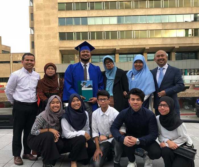 Ahmad Ghifari Gunawan (bawah kedua dari ka) bersama keluarga