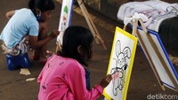 Selain menyenangkan, kegiatan ini juga dapat melatih motorik anak.