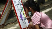 Berbagai gambar ditawarkan kepada anak-anak untuk diwarnai.