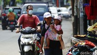 Seorang ibu terpaksa membawa anaknya mengamen untuk mencari nafkah.