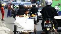 Seperti terlihat di Jalan Jatiwaringin Raya, Jakarta Timur, Minggu (18/4).