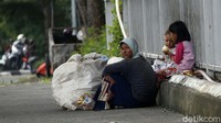 Mereka terpaksa membawa anaknya lantaran tak ada yang merawatnya jika ditinggalkan.