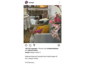 Mesranya! Istri Positif Corona, Ridwan Kamil Siaga Sambil Tiduran di Sofa