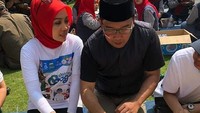 Nah, kalau yang satu ini adalah momen Atalia Praratya dan Ridwan Kamil saat liwetan bareng. Nasi, aneka lauk lengap dengan sambal dan lalapan tersaji di atas alas daun pisang. Foto: Instagram @ataliapr