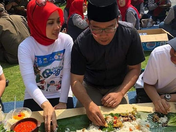 Momen Romantis Atalia Praratya Saat Liwetan Bareng Ridwan Kamil