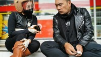 Kabar tersebut disampaikan oleh Atalia Praratya lewat Instagram pribadinya. Yang menarik perhatian adalah sosok Ridwan Kamil yang setiap menjaga Atalia di luar ruang isolasi. Foto: Instagram @ataliapr