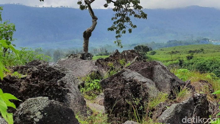 batu hitam bekas aliran lava
