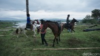 Selain itu, olahraga berkuda juga dinilai dapat melatih jiwa kepemimpinan terutama bagi kaum laki laki. Sebab, dalam berkuda membutuhkan keberanian, tindakan yang adil dan dapat mengendalikan. (Uje Hartono/detikTravel)