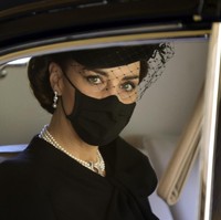 Menurut Daily Mail, kalung choker ‘Japanese Pearl’ ini terbuat dari mutiara terbaik pemberian pemerintah Jepang kepada Ratu pada 1970-an. Kalung tersebut dibuat atas permintaan Ratu Elizabeth II. (Foto: Pool via AP)