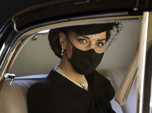 10 Foto Tampilan Kate Middleton di Pemakaman Pangeran Philip, Bermakna Dalam
