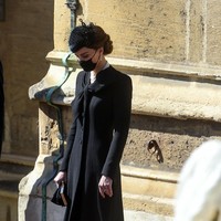 Kate Middleton memakai dress rancangan Roland Mouret seharga 1.605 pound atau sekitar Rp 32 juta. Kate juga pernah memakai busana tersebut pada 2018 saat menghadiri Royal British Legion Festival of Remembrance. Terusan yang dipermanis dengan aksen pita ini berpadu dengan fascinator hitam Philip Treacy berbungkus tudung jaring. Tidak ketinggalan, masker hitam yang serasi dengan busananya. (Foto: Pool via AP)