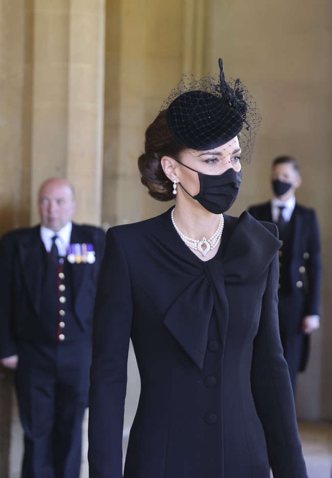 Ada empat baris mutiara yang melingkar pada kalung bergaya klasik ini. Kerlap-kerlip berlian semakin mempertegas unsur kemewahannya. (Foto: Pool via AP)