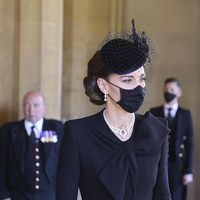 Ada empat baris mutiara yang melingkar pada kalung bergaya klasik ini. Kerlap-kerlip berlian semakin mempertegas unsur kemewahannya. (Foto: Pool via AP)