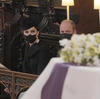 Di dalam gereja, Kate duduk bersama suaminya, Pangeran William, tanpa ketiga anak mereka. Posisi mereka berjauhan dengan anggota keluarga lainnya sesuai protokol kesehatan. Seluruh rangkaian acara, mulai dari seremoni militer hingga ibadah juga disesuaikan dengan permintaan Pangeran Philip. Bangsawan yang wafat dalam usia 99 tahun ini diketahui tak menginginkan prosesi yang besar-besaran. (Foto: Pool via AP)