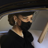 Kate Middleton turut menghadiri upacara pemakaman Pangeran Philip di St. George Chapel, Windsor Castle, Windsor, Sabtu (17/4/2021). Duchess of Cambridge muncul dalam balutan busana serba hitam seperti anggota keluarga lainnya sebagai simbol rasa berkabung. (Foto: Getty Images/WPA Pool)